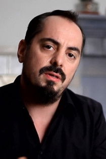 Dániel Mogács as Róbert