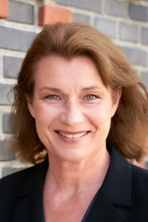 Julia Heinemann as 