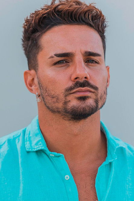 Manuel González as Self - Contestant