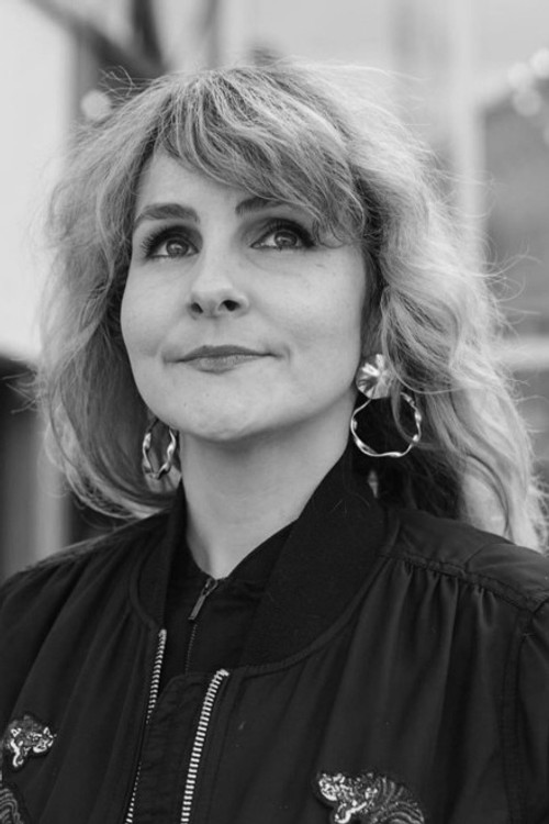 Dora Nedeczky as Sister