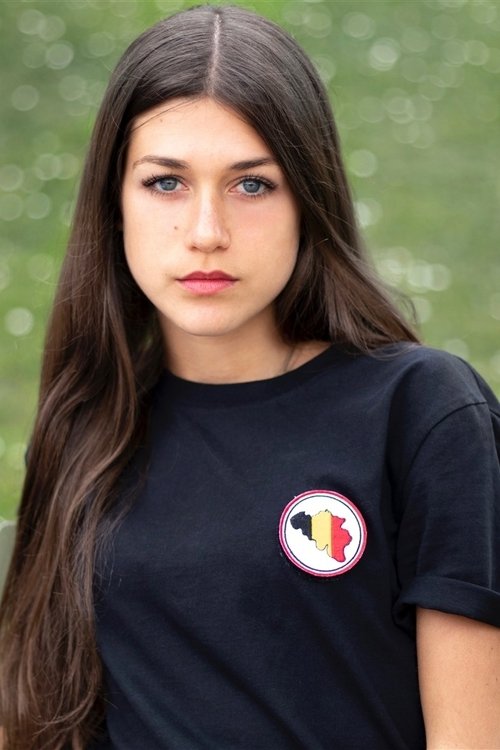 Lucille Guillaume as Julia