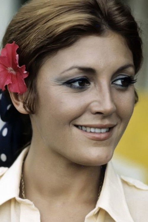 Carmen G. Cervera as Nina