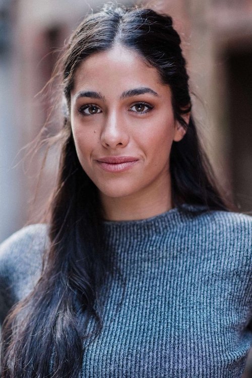 Olivia Junkeer as Mia