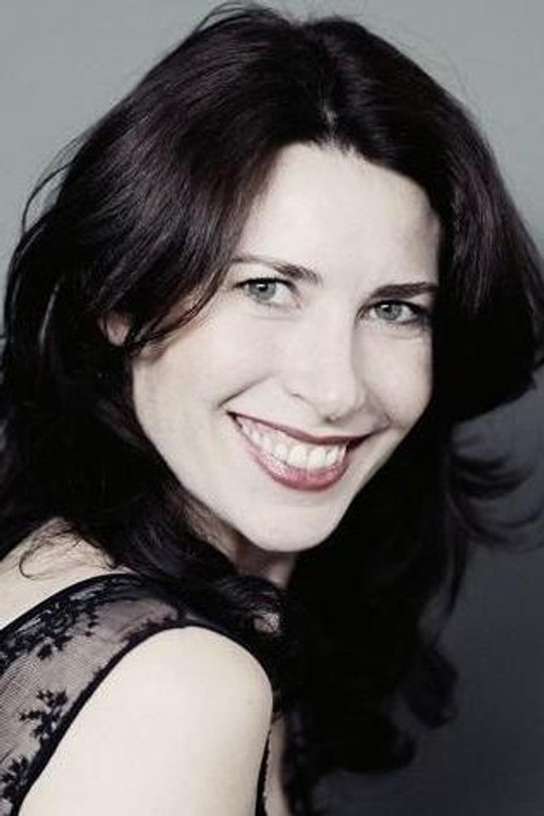 Douceline Derréal as Hôtesse d’aéroport