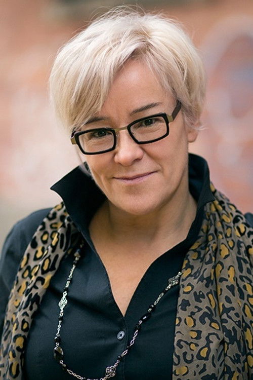 Eve Montpetit as Singer in Black