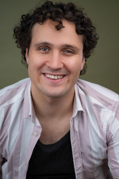 Camillo Lazarczyk as Ezra