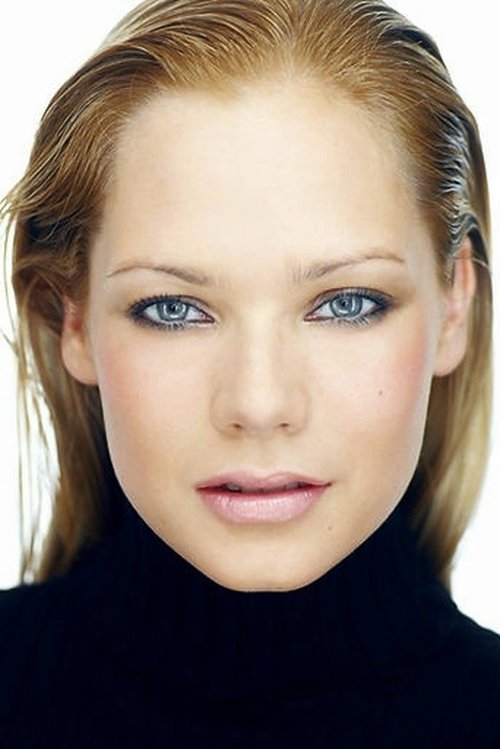 Caitlin Mehner as Carrie