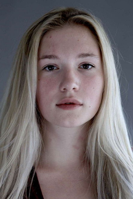 Sara Dhimitri as Isabella