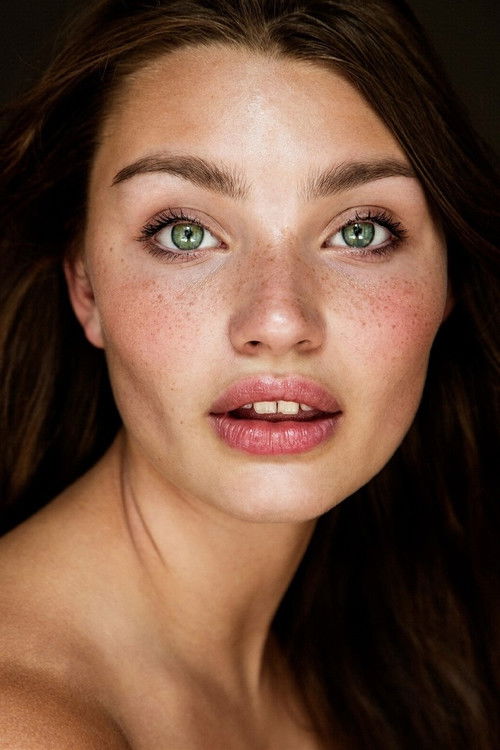 Leia Holtwick as Lou