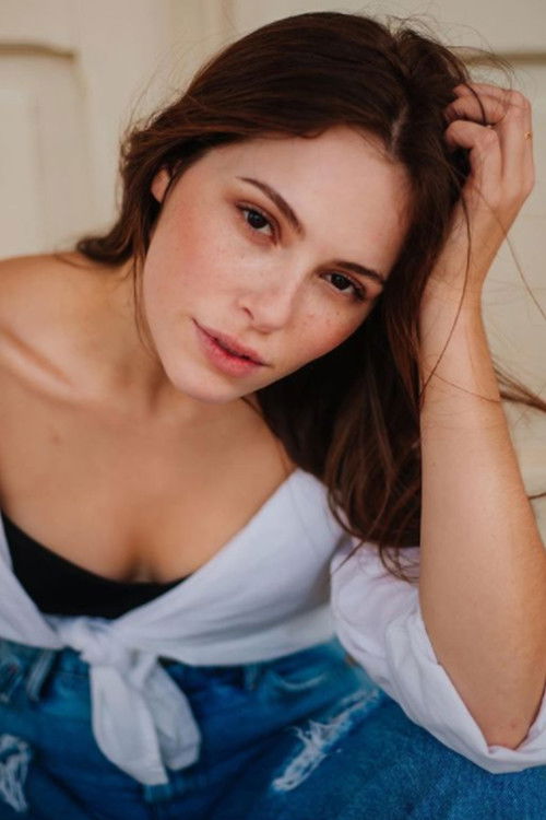 Andressa Matos as Victória