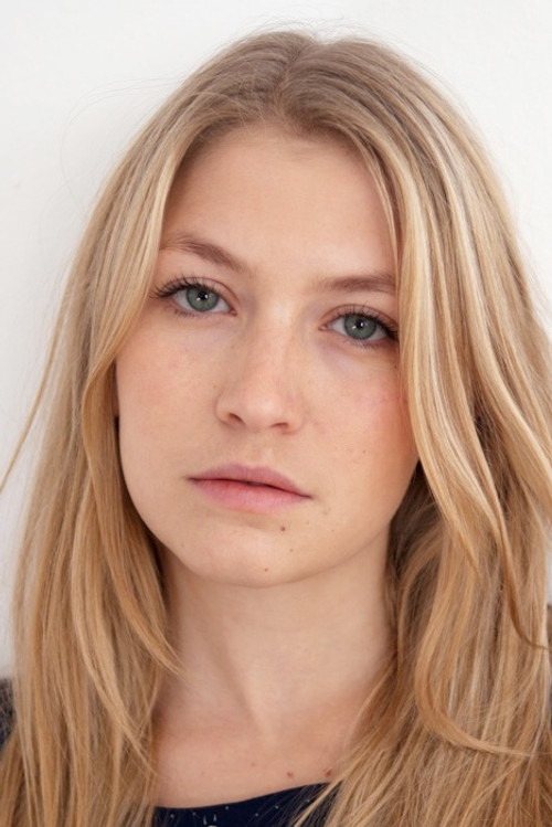 Isabella Wolf as Emilia