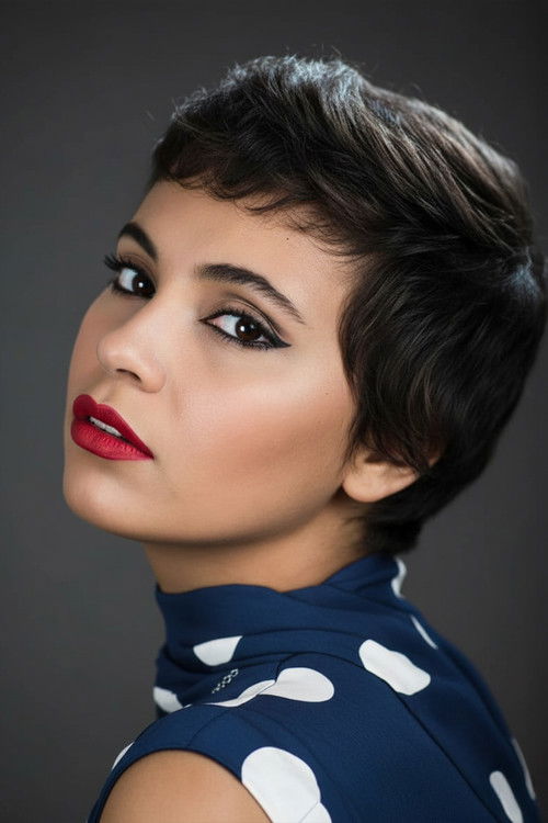 Mualla Kaynak as Mualla