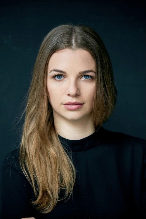 Magdalena Höfner as Nina