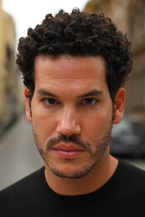 László Göndör as Károly