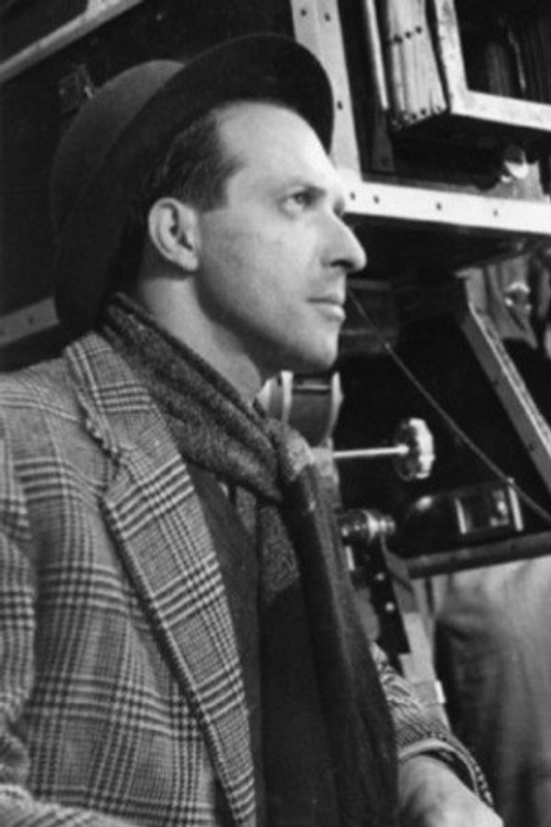 Henrique Campos as Renato