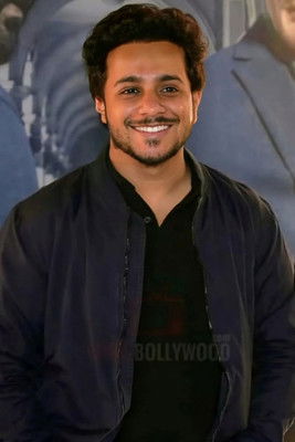 Aamil Keyan Khan as Vikram Sukumaran