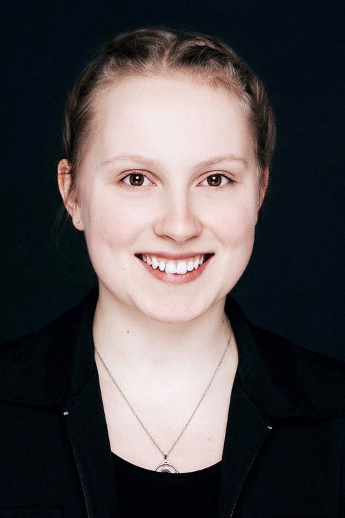 Johanna Poll as Background actor