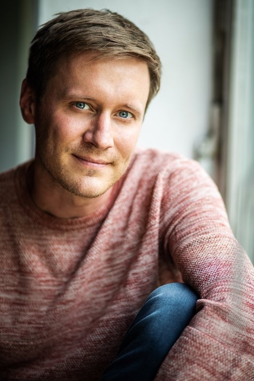 Martin Wenzl as Stefan