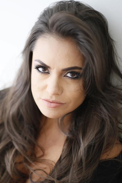 Renata Brás as Mulher 2
