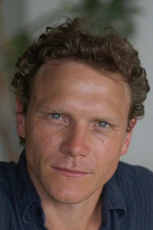 Oscar Pearce as Mr. Red