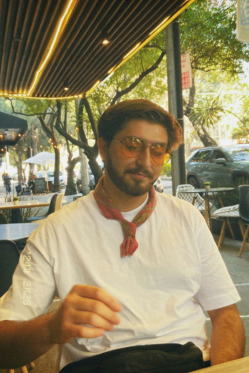 Isay Rodríguez as Uriel