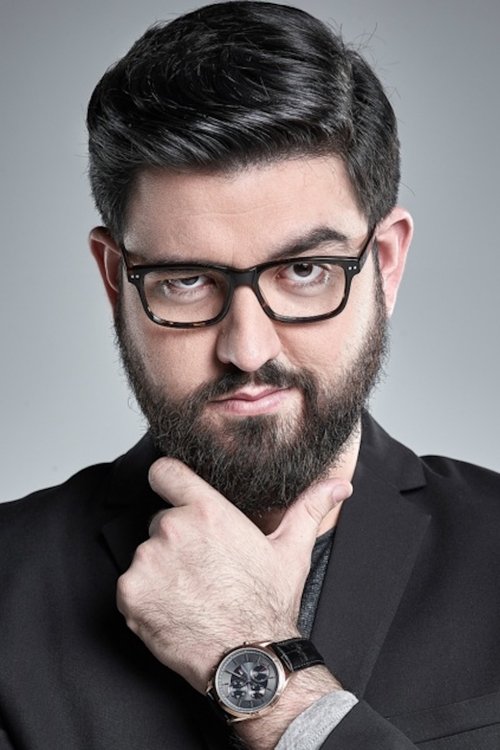 Manu Sánchez as Presentador