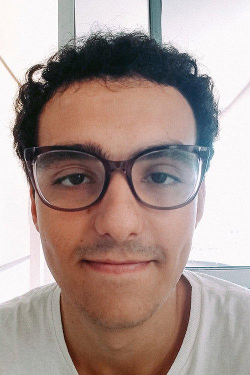 Igor Martins as Porteiro 1