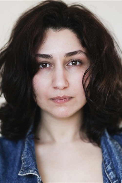 Katayoon Latif as Aida