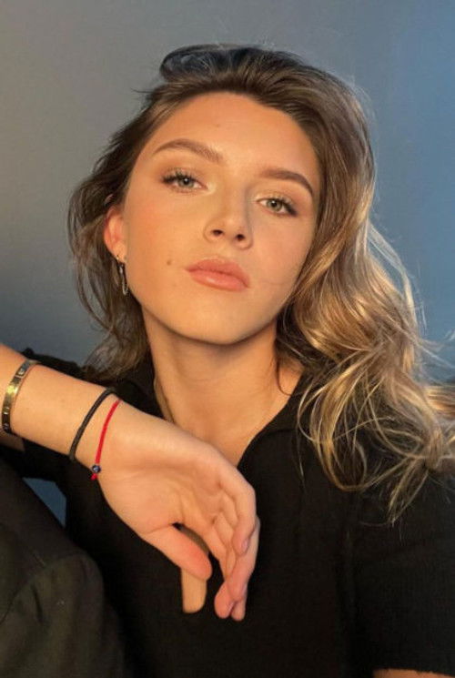 Antonia Mayer as Billie