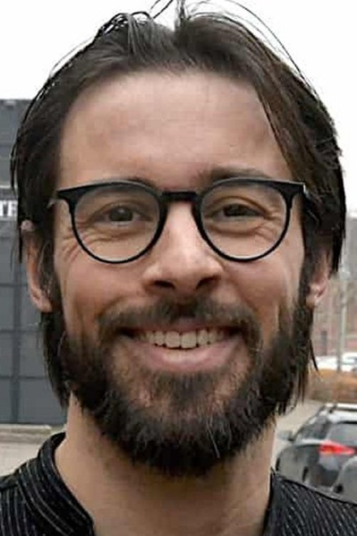 Caspar Juel Berg as Thomas