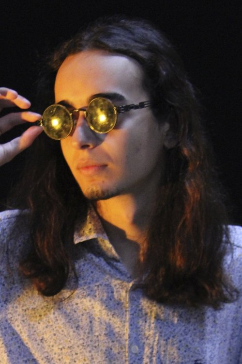 Ryan Carmo as Pedestre 1 / Chefe