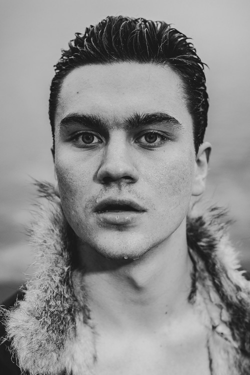 Aksel Ojari as Junior