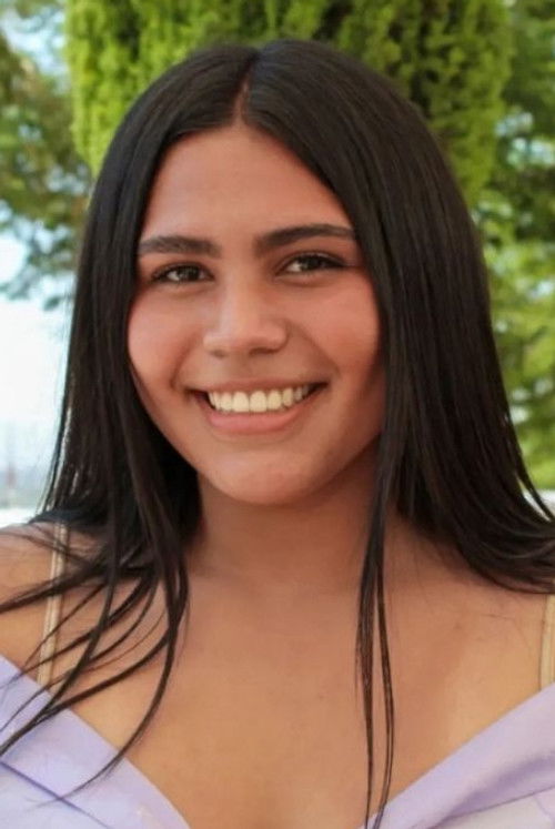 Berenice Beltrán as Extra #2