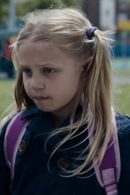 Cleopatra Dickens as Pris