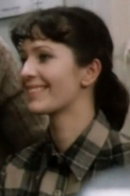 Tatiana Watavu as Vera, rabotnitsa telegrafa