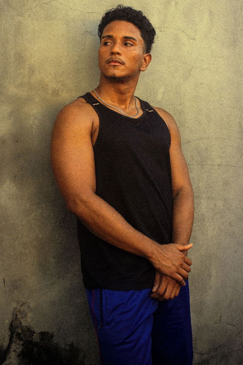 Victor Menezes as João