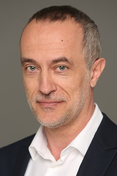 Chema Ruiz as Police officer