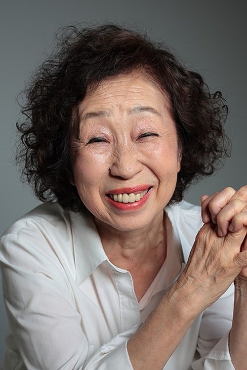 Yoko Yano as Auntie