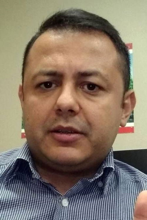 Andrés Arellanos as César