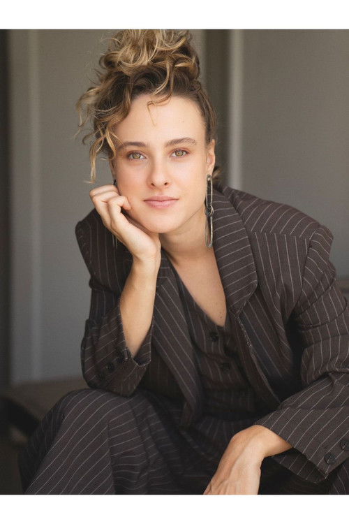 Vitória Fallavena as Bel