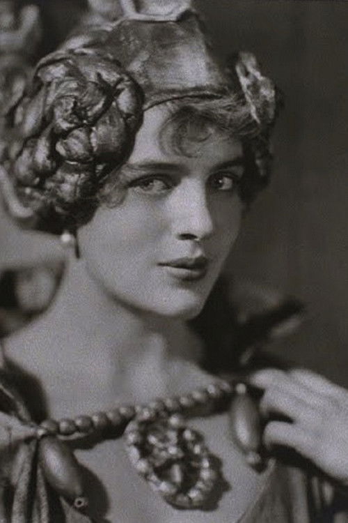 Rosamond Pinchot as Queen Anne