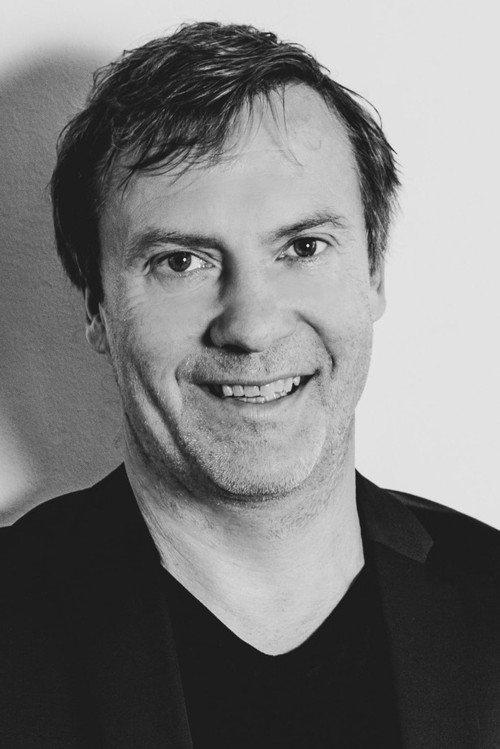 Margo Teder as Journalist 1