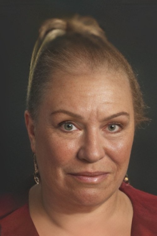 Gülümser Gülhan as Petra Yılmaztürk