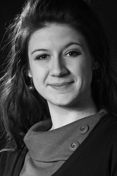 Bernadett Szemerédi as Nő