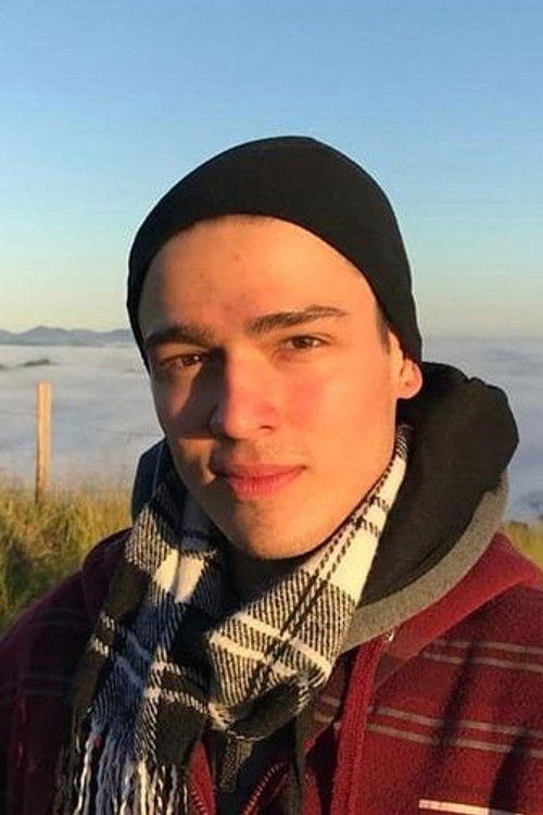 Arthur Casagrande as Pedro