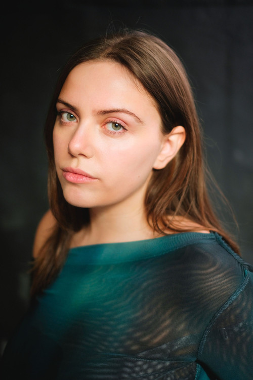 Elena Pettirossi as Izzy