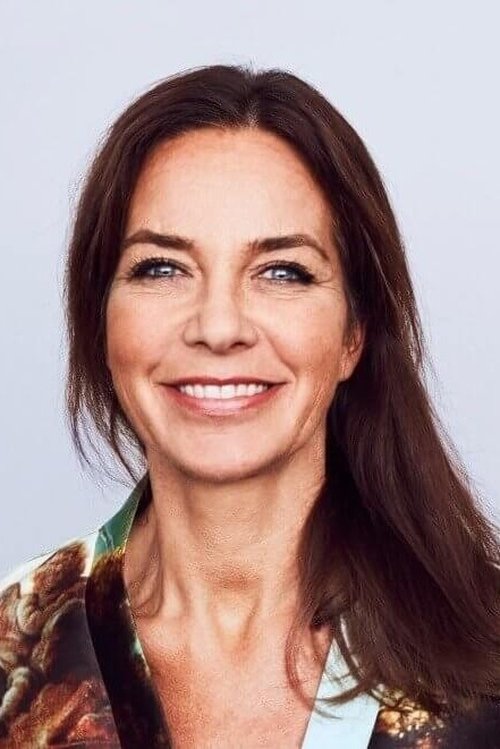 Li Pamp as Antiques expert