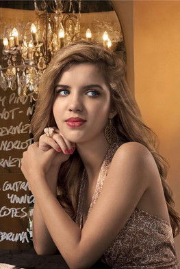 Rachael Leahcar as Singer