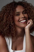 Ana Isabela Godinho as Regiane