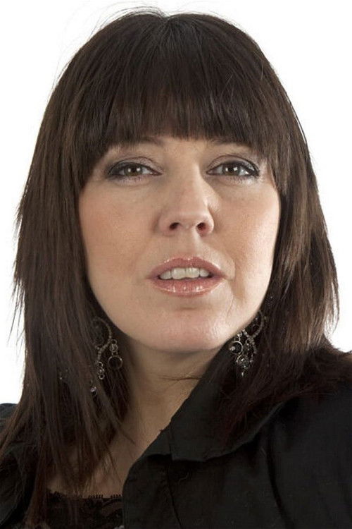 Linda Andrews as Sig selv